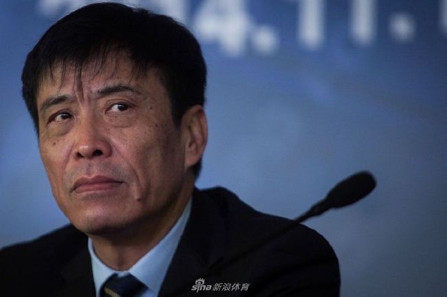 英语老师乖乖挽起裙子