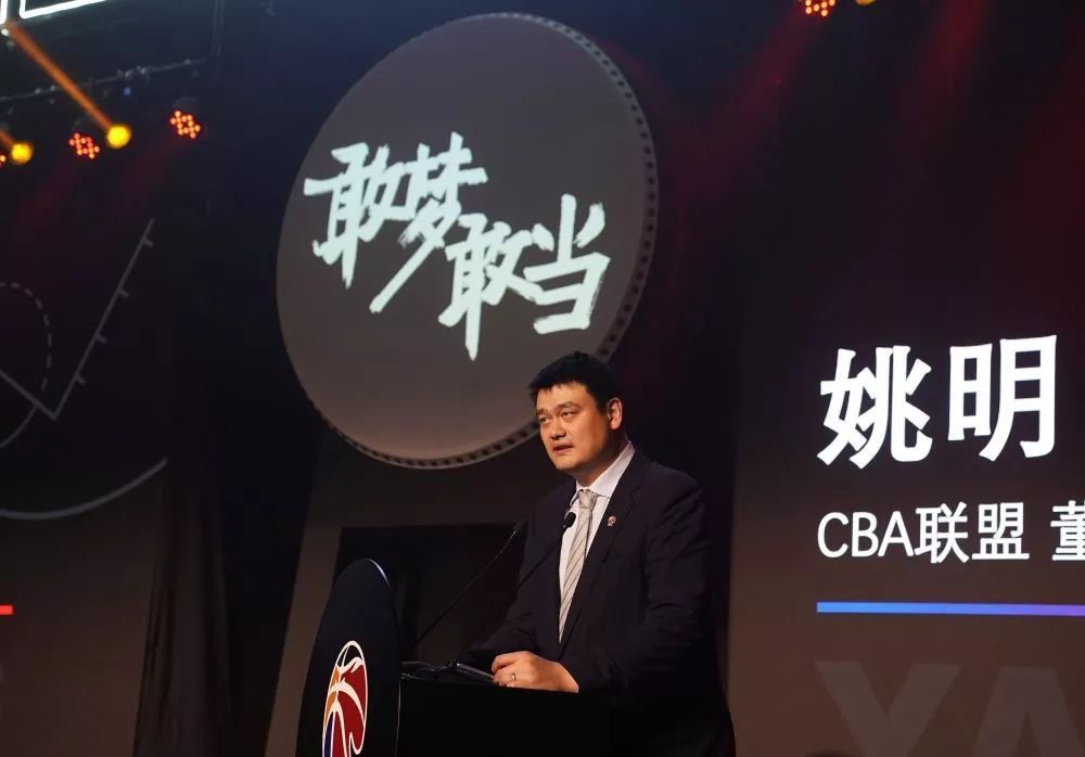 我裸着双乳你捏